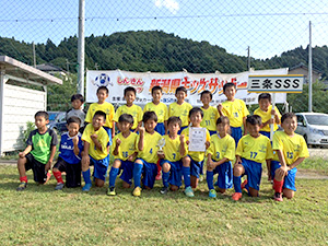 三条市総合運動公園多目的広場で開催されたしんきんカップ第13回キッズサッカー大会県央決勝トーナメント。三条サッカースポーツ少年団は準優勝で県大会出場へ。